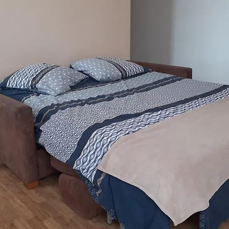 Daire Vue 1r Etage Avec Balcon *