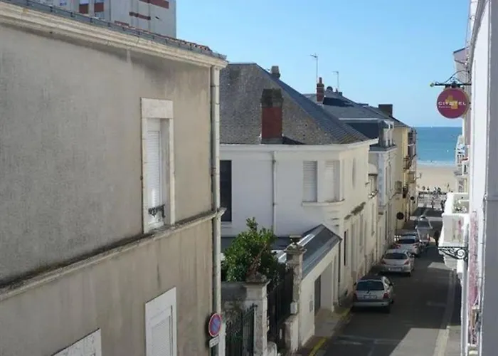 Apartment Vue 1r Etage Avec Balcon